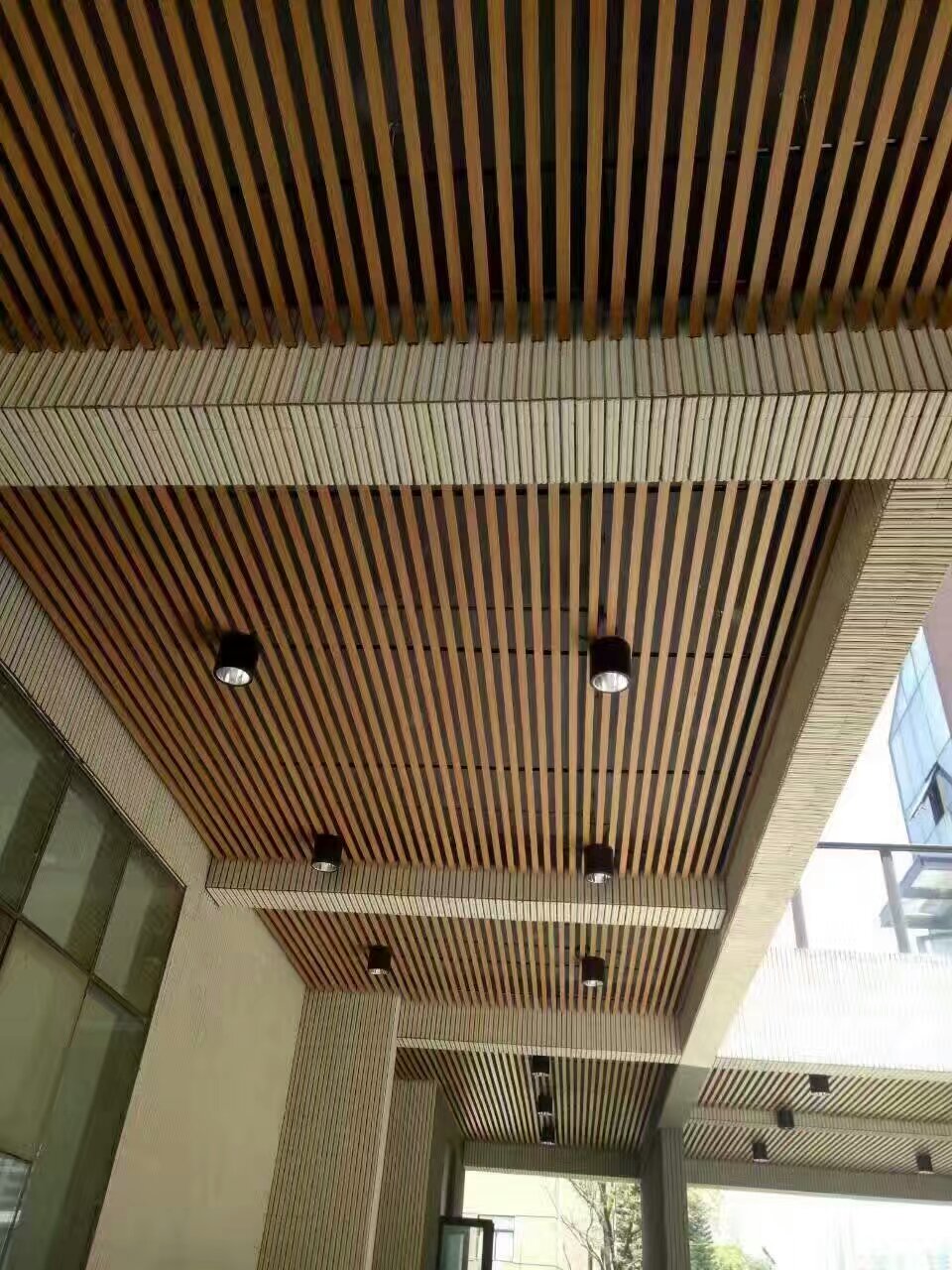 走廊通道吊顶天花木纹铝方通吊顶
