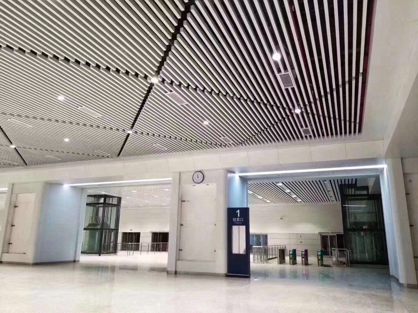 铝方退吊顶节点图
